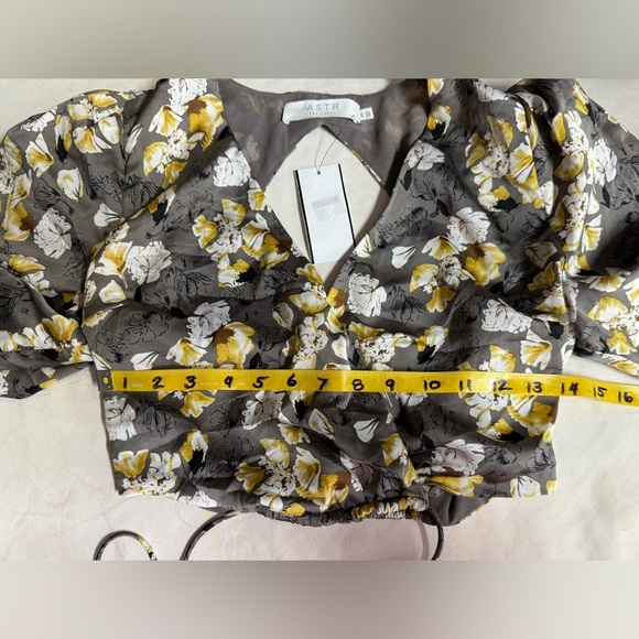 ASTR the LABEL Gray and yellow floral surplice puff sleeve crop top size XS - Picture 10 of 11